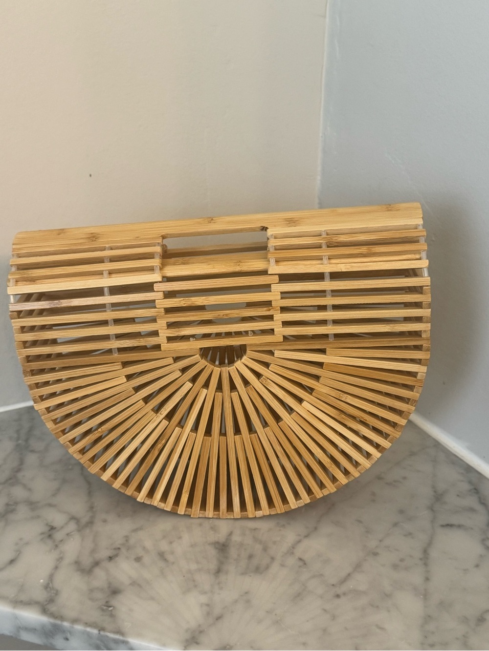 Arc shaped clutch
